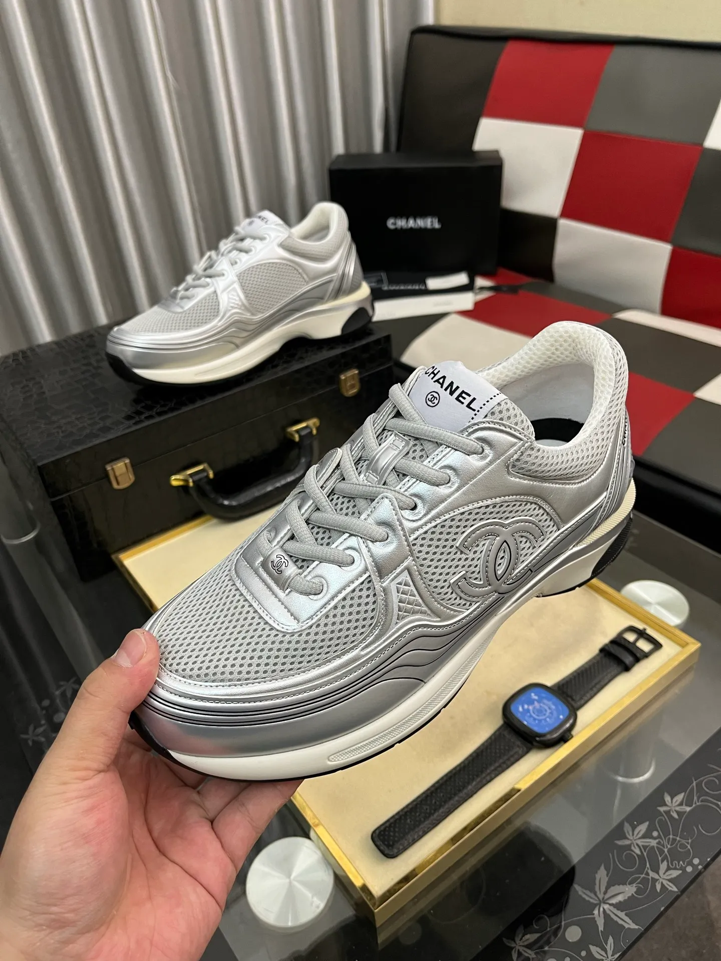 Men's shoes 💰: 620⌚️⌚️Chanel 2025C new diamond sneakers, ultra-light and comfortable casual shoes, black and white cowhide leather, versatile white shoes, you can't go wrong with the style, cow suede➕down cloth contrasting color combination, fresh and full of vitality, logo embossed on the side, very delicate on the foot, original customized material for the upper, original outsole Upper: Cow suede➕Down cloth/black and white full cowhide Lining: Sheepskin Sole: Open-molded TPU outsole Size: 35-44